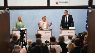 Die Ministerpräsidentin von Rheinland-Pfalz, Malu Dreyer (SPD), und Alexander Schweitzer (SPD), RLP-Minister für Arbeit, Soziales, Transformation und Digitalisierung, an Rednerpulten bei einer Pressekonferenz