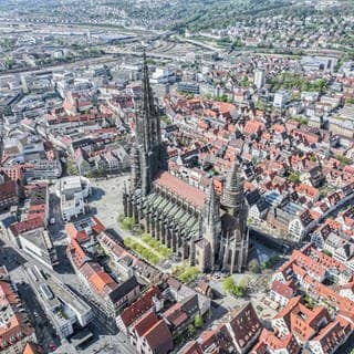 Drohnenaufnahme von Ulm, der lebenswertesten Stadt Deutschlands, mit dem Münster in der Mitte.