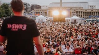 Auf dem Stuttgarter Schlossplatz haben Fußball-Fans das EM-Finale am Sonntag, den 14.7. verfolgt.