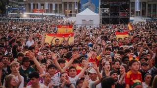 Auf dem Stuttgarter Schlossplatz haben Fußball-Fans das EM-Finale am Sonntag, den 14.7. verfolgt.