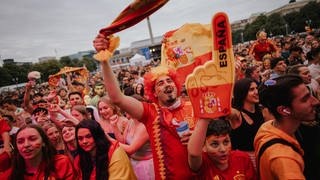 Auf dem Stuttgarter Schlossplatz haben Fußball-Fans das EM-Finale am Sonntag, den 14.7. verfolgt.