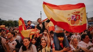 Auf dem Stuttgarter Schlossplatz haben Fußball-Fans das EM-Finale am Sonntag, den 14.7. verfolgt.