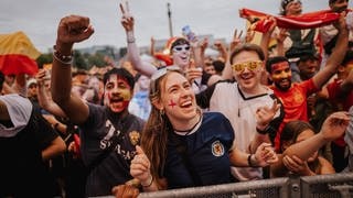 Auf dem Stuttgarter Schlossplatz haben Fußball-Fans das EM-Finale am Sonntag, den 14.7. verfolgt.