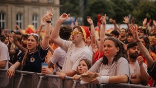 Auf dem Stuttgarter Schlossplatz haben Fußball-Fans das EM-Finale am Sonntag, den 14.7. verfolgt.