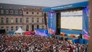 Auf dem Stuttgarter Schlossplatz haben Fußball-Fans das EM-Finale am Sonntag, den 14.7. verfolgt.