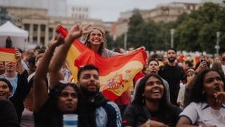 Auf dem Stuttgarter Schlossplatz haben Fußball-Fans das EM-Finale am Sonntag, den 14.7. verfolgt.