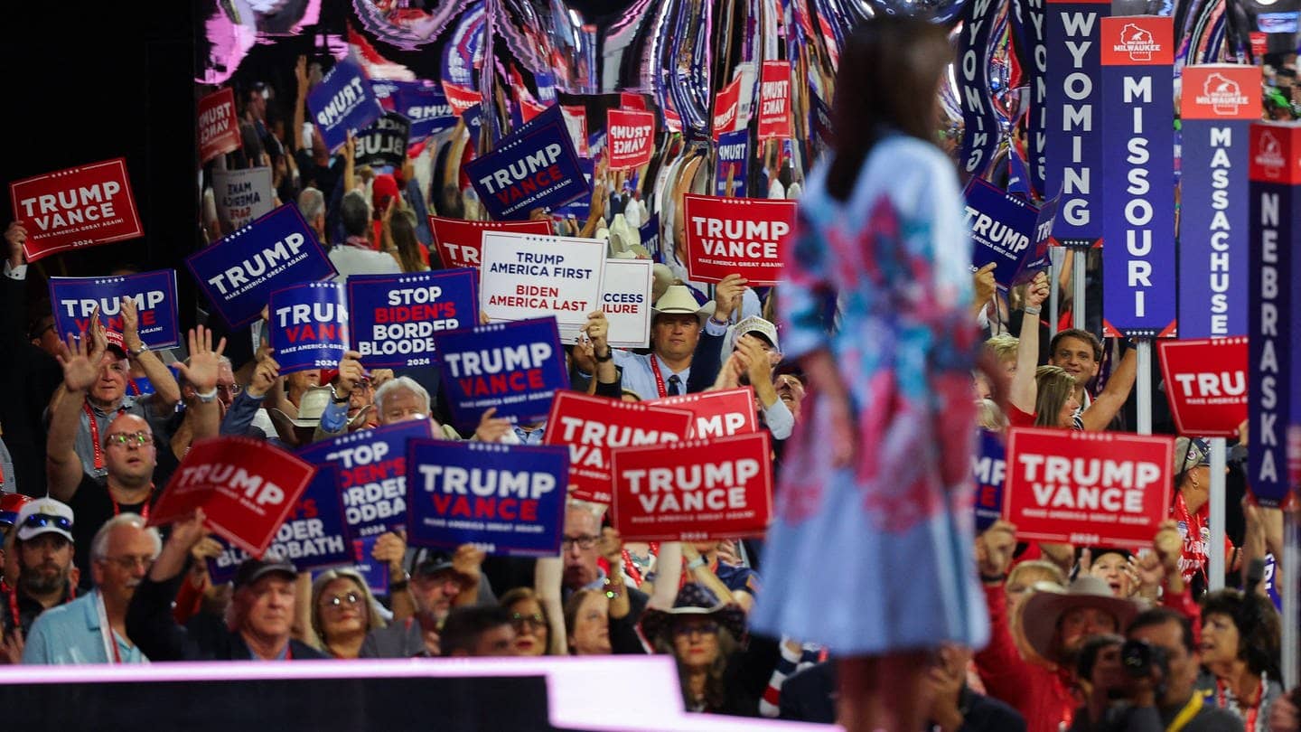 Nikki Haley spricht auf dem Parteitag der Republikaner; im Publikum halten Menschen unter anderem Schilder mit der Aufschrift „Trump. Vance“
