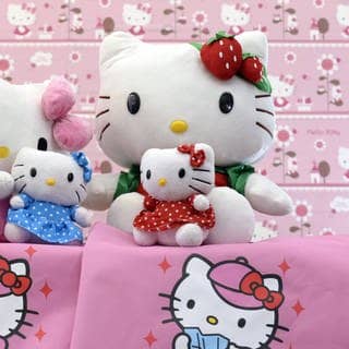 Zwei große und zwei kleine „Hello Kitty“-Plüschtiere