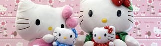 Zwei große und zwei kleine „Hello Kitty“-Plüschtiere