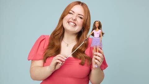 Lucy Edwards, einer blinden Rundfunksprecherin und Behindertenaktivistin, die mit der ersten blinden Barbie posiert, die der Spielzeughersteller Mattel als jüngste Ausgabe seiner wachsenden Kollektion integrativer Puppen herausbringt.