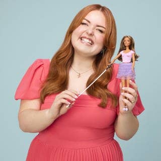 Lucy Edwards, einer blinden Rundfunksprecherin und Behindertenaktivistin, die mit der ersten blinden Barbie posiert, die der Spielzeughersteller Mattel als jüngste Ausgabe seiner wachsenden Kollektion integrativer Puppen herausbringt.