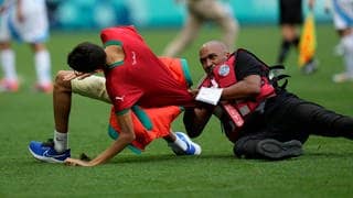 Argentinien gegen Marokko im Fußball bei den Olympischen Spielen: Ein Ordner fängt einen Flitzer ab.