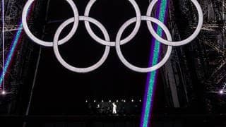 Olympia in Paris: Während der Entzündung des Olympischen Feuers sang Céline Dion vom Eiffelturm aus das Lied „L'Hymne à l'amour“