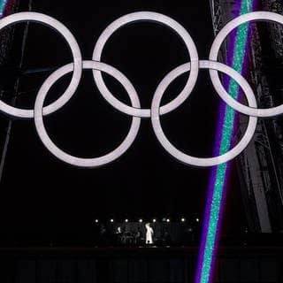 Olympia in Paris: Während der Entzündung des Olympischen Feuers sang Céline Dion vom Eiffelturm aus das Lied „L'Hymne à l'amour“