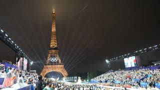 Paryż 2024: Ceremonia otwarcia Letnich Igrzysk Olimpijskich z widokiem na oświetloną Wieżę Eiffla na stadionie Trocadero.
