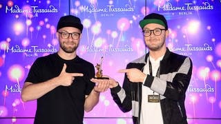 Der Musiker Mark Forster (l) steht bei Madame Tussauds Berlin neben seiner Wachsfigur kurz nach deren Enthüllung.