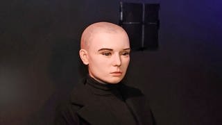 Dieses undatierte vom National Wax Museum Plus zur Verfügung gestellte Foto zeigt die Wachsfigur der irischen Sängerin Sinead O'Connor, die nach ihrer Einführung in Dublin Anfang dieser Woche wieder zurückgezogen wird, da das Museum nach einer „genaueren Darstellung“ suchen will.