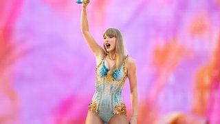 Die US-amerikanische Popsängerin Taylor Swift steht während eines Konzerts im Rahmen ihrer «Eras Tour» im Olympiastadion auf der Bühne.