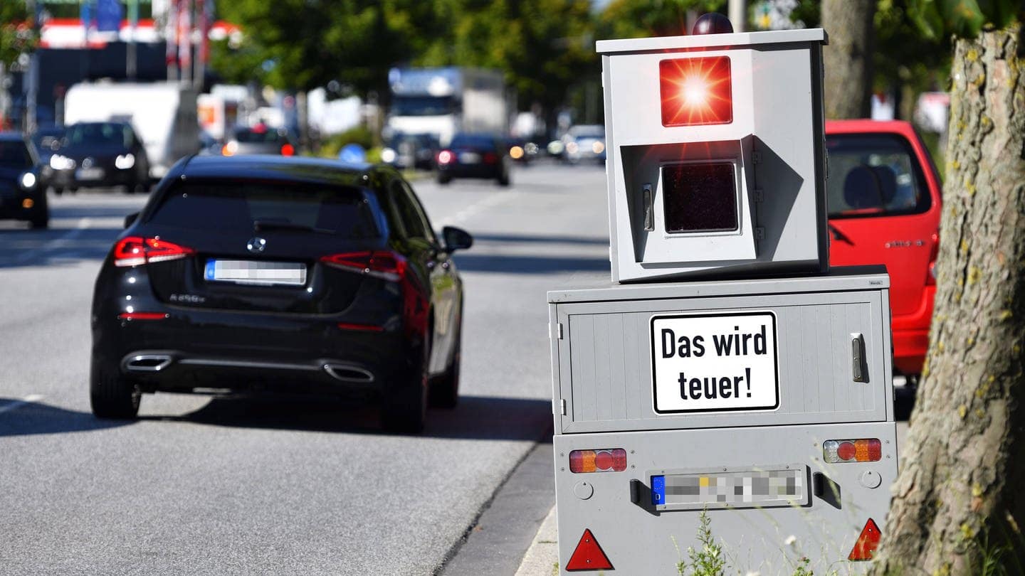 Blitzeranhänger mit Schild und Aufschrift „Das wird teuer“. Vom 5. bis 11. August blitzt die Polizei in Baden-Württemberg und Rheinland-Pfalz wieder verstärkt.