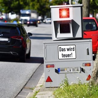 Blitzeranhänger mit Schild und Aufschrift „Das wird teuer“. Vom 5. bis 11. August blitzt die Polizei in Baden-Württemberg und Rheinland-Pfalz wieder verstärkt.