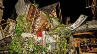 Trümmerteile nach dem Einsturz eines Hotels. Im Moselort Kröv im Landkreis Bernkastel-Wittlich in Rheinland-Pfalz ist ein Hotel teilweise eingestürzt. 