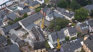 Die Luftaufnahme mit einer Drohne zeigt die Ortschaft Kröv mit dem teileingestürzten Hotel.