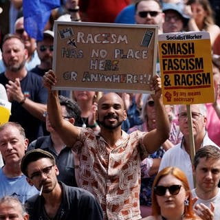 Menschen protestieren gegen Rassismus in Liverpool.