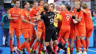 Olympia, Paris 2024, Hockey, Herren, Finale, Niederlande - Deutschland, Deutschlands Niklas Wellen (l) diskutiert mit Duco Telgenkamp (2.vl) aus den Niederlanden nach dem Penaltyschießen. Die Niederlande hat gewonnen.