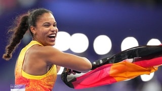 Yemisi Ogunleye freut sich über Olympia-Gold im Kugelstoßen.