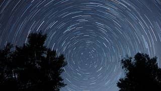 Fotografie mit langer Belichtung: Startrails am Nachthimmel über Karlsruhe