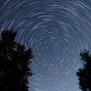 Fotografie mit langer Belichtung: Startrails am Nachthimmel über Karlsruhe