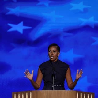 Michelle Obama auf der Parteitags-Bühne: Austeilen gegen Trump.