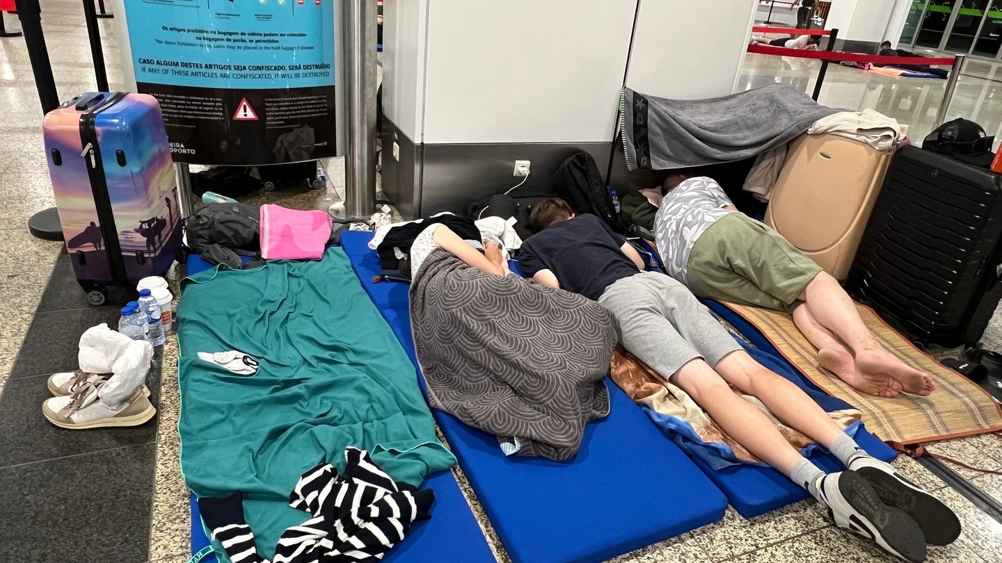 Tausende Urlauber liegen in der Halle des Flughafen auf Madeira auf Matten auf dem Boden, weil ihr Flug gestrichen wurde. So auch Familie Micheli aus Bad Urach.