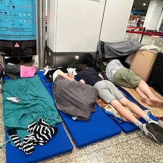 Tausende Urlauber liegen in der Halle des Flughafen auf Madeira auf Matten auf dem Boden, weil ihr Flug gestrichen wurde. So auch Familie Micheli aus Bad Urach.