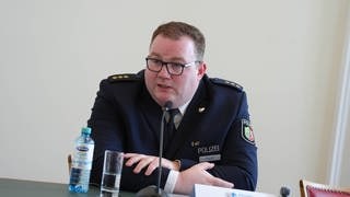 Polizeieinsatzleiter Thorsten Fleiss bei der Pressekonferenz zum Attentat in Solingen im Polizeipraesidium Wuppertal.