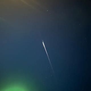 Ein verglühender Starlink-Satellit sieht am Nachthimmel aus wie ein Feuerball mit Schweif