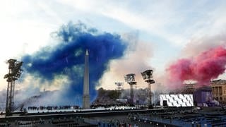 Rauch in den Farben der französischen Flagge zieht über La Concorde.