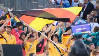 Die Delegation aus Deutschland, mit Fahnenträger Martin Schulz (Para Triathlon), läuft zur Eröffnungsfeier ein.