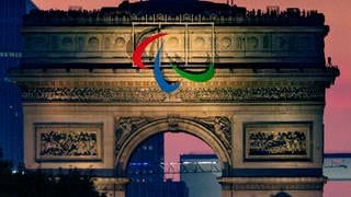 Der Arc de Triomphe im Abendlicht mit dem Logo der Paralympischen Spiele.