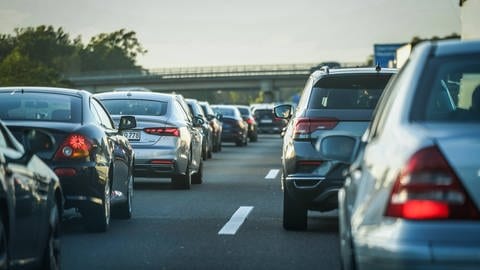 (Symbolbild) Stau auf der Autobahn. Auf der A6 wird es am Wochenende bei der Anschlussstelle SchwetzingenHockenheim eine Vollsperrung geben. 