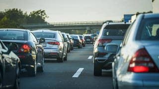 (Symbolbild) Stau auf der Autobahn. Auf der A6 wird es am Wochenende bei der Anschlussstelle SchwetzingenHockenheim eine Vollsperrung geben. 