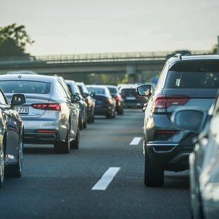 (Symbolbild) Stau auf der Autobahn. Auf der A6 wird es am Wochenende bei der Anschlussstelle SchwetzingenHockenheim eine Vollsperrung geben. 