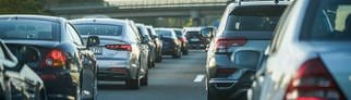 (Symbolbild) Stau auf der Autobahn. Auf der A6 wird es am Wochenende bei der Anschlussstelle SchwetzingenHockenheim eine Vollsperrung geben. 