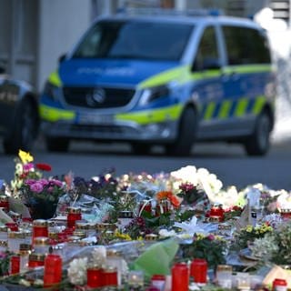 Nach Anschlag in Solingen: Blumen und Kerzen sind in der Nähe des Tatortes abgelegt worden. 