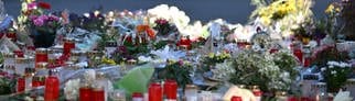 Nach Anschlag in Solingen: Blumen und Kerzen sind in der Nähe des Tatortes abgelegt worden. 