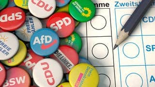 Buttons mit Logos symbolisieren die Parteien, die zur Landtagswahl in Sachsen und Thüringen antreten. Daneben liegt ein Bleistift zum Ankreuzen.