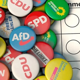 Buttons mit Logos symbolisieren die Parteien, die zur Landtagswahl in Sachsen und Thüringen antreten. Daneben liegt ein Bleistift zum Ankreuzen.