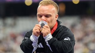 Kugelstoßer Niko Kappel küsst die Silbermedaille, die er bei den Paralympics gewonnen hat