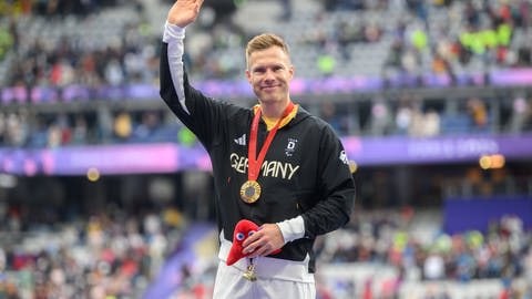 Paralympics, Paris 2024, Leichtathletik, Stade de France, Weitsprung T64, Männer, Finale, Markus Rehm aus Deutschland freut sich über seine Goldmedaille.