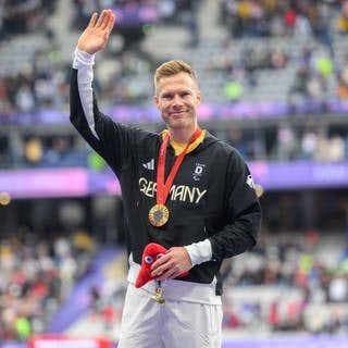 Paralympics, Paris 2024, Leichtathletik, Stade de France, Weitsprung T64, Männer, Finale, Markus Rehm aus Deutschland freut sich über seine Goldmedaille.